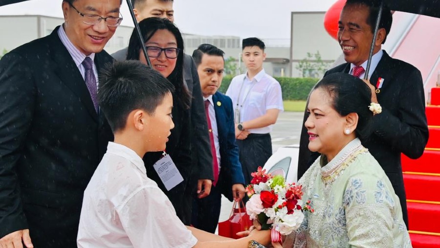 Presiden Jokowi dan ibu negara Iriana saat tiba di Chengdu, China (BPMI Setpres)