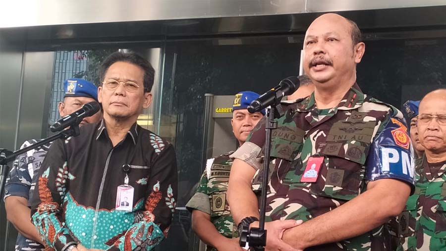 Wakil Ketua KPK Johanis Tanak (kiri) dan Komandan Pusat Polisi Militer TNI Marsekal Muda Agung Handoko. (Bloomberg Technoz/ Sultan Ibnu Affan)