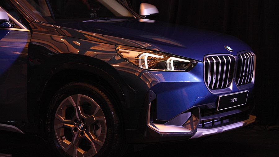 Tampilan X1 masih mempertahankan ciri khas BMW yaitu grille double kidney namun dengan ukuran yang lebih besar.(Bloomberg Technoz/ Andrean Kristianto)