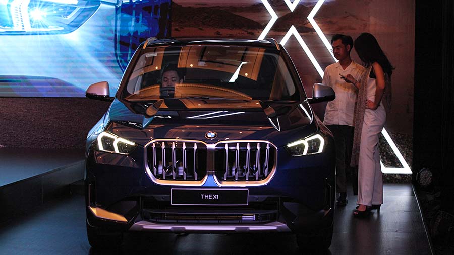 Tamu undangan melihat generasi ketiga BMW X1 saat peluncurannya di Jakarta, Jumat (28/7/2023). (Bloomberg Technoz/ Andrean Kristianto)