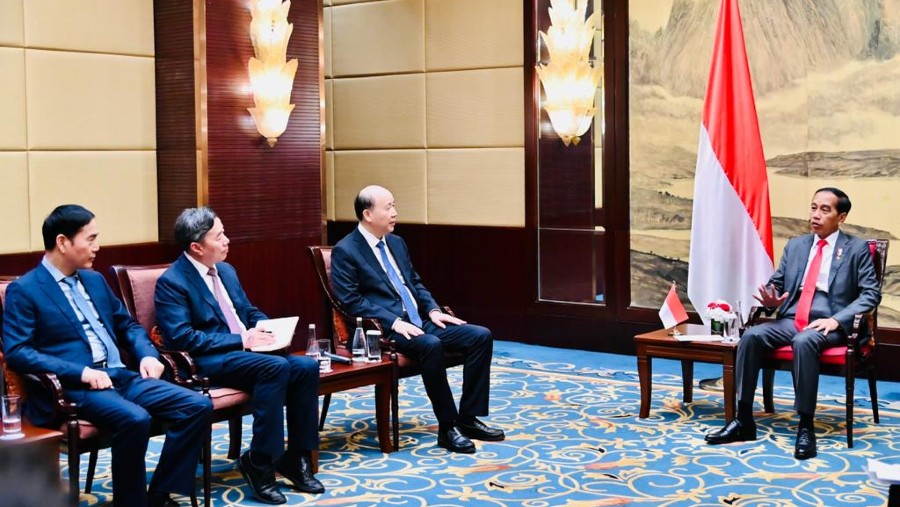 Presiden Jokowi bertemu sejumlah pemimpin perusahaan China di Chengdu (BPMI Setpres/Laily Rachev)