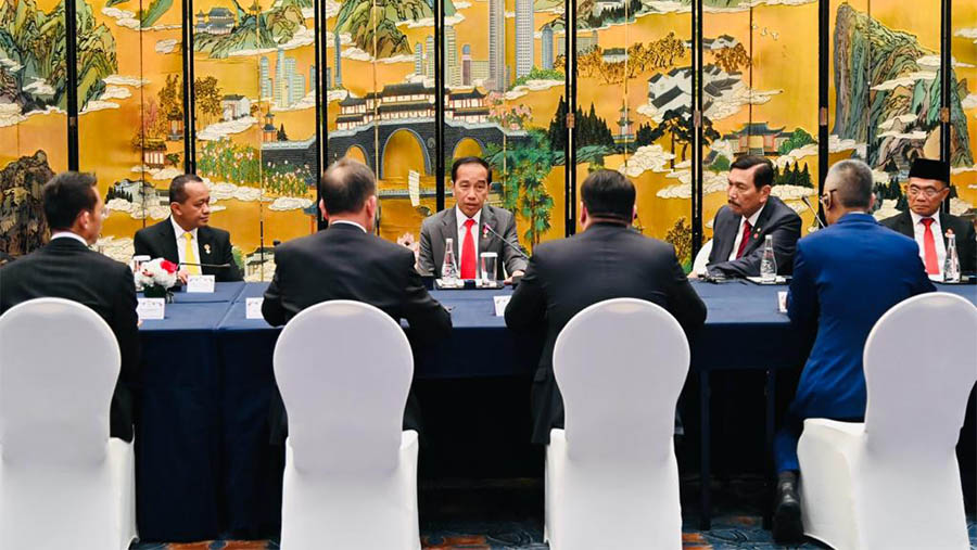 Presiden Jokowi melakukan pertemuan membangun ekosistem industri kaca dan panel surya di Chengdu, China Jumat (28/7/2023). (BPMI Setpres/Muchlis Jr)