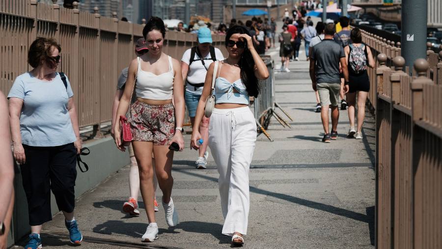 Ilustrasi warga New York terpapar cuaca panas. (dok: Bloomberg)