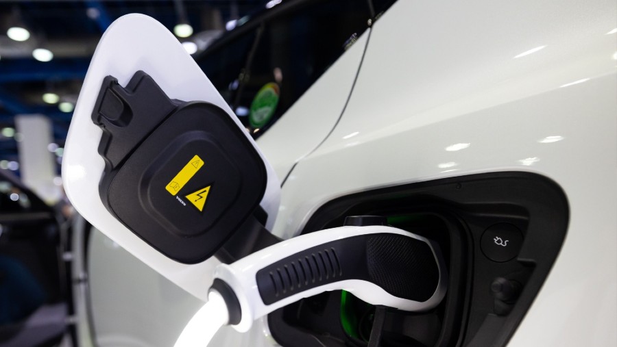 Ilustrasi mobil listrik yang sedang mengisi daya. (Dok: Bloomberg)