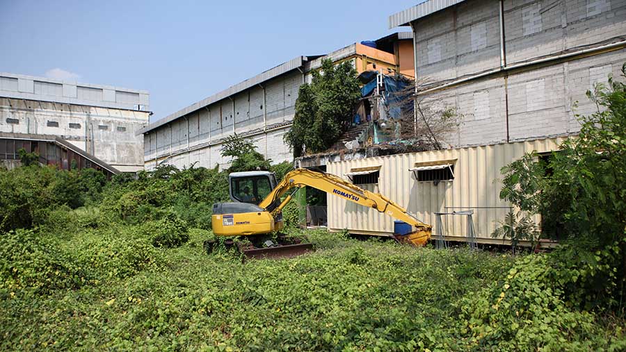 Proyek pembangunan Blok VI Pasar Senen, yang semestinya mengalami penyelesaian, kini mangkrak.(Bloomberg Technoz/ Andrean Kristianto)