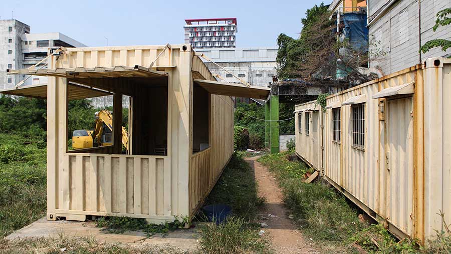 Di lokasi proyek dua kontainer yang dulunya digunakan sebagai kantor proyek. (Bloomberg Technoz/ Andrean Kristianto)