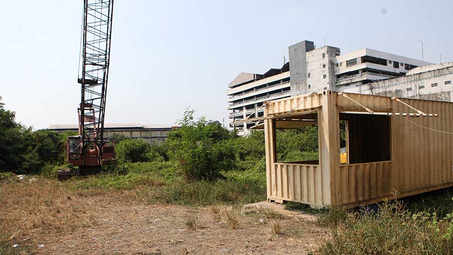 Material pembangunan seperti beton dan besi tertutup oleh rumput liar. (Bloomberg Technoz/ Andrean Kristianto)