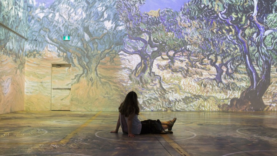 Pengunjung di museum Van Gogh Immersive Exhibition (Sumber: Bloomberg)