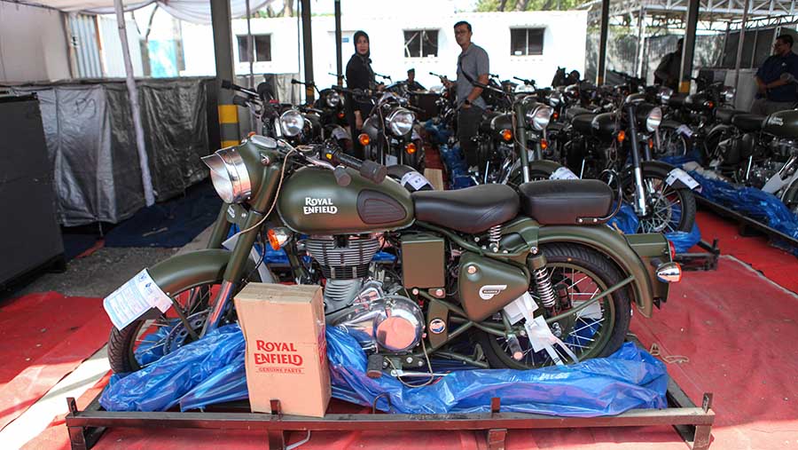 Warga melihat motor Royal Enfield yang dilelang di gudang Tempat Penimbunan Pabean (TPP), Selasa (1/8/2023). (Bloomberg Technoz/Andrean Kristianto)
