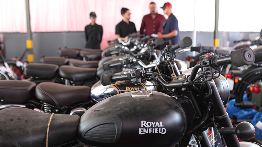 Lelang tersebut berupa motor Inggris rasa India yaitu Royal Enfield. (Bloomberg Technoz/Andrean Kristianto)