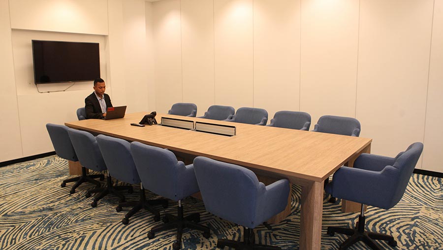 Terdapat juga 2 ruangan yang dapat digunakan sebagai meeting room untuk menampung 10 orang. (Bloomberg Technoz/Andrean Kristianto)