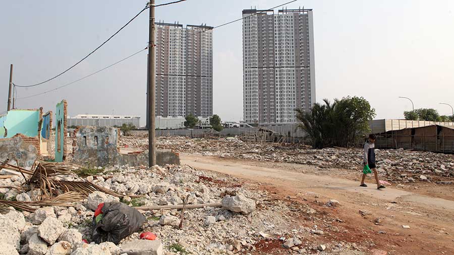 Puing-puing dari penggusuran masih terlihat di sekitar lokasi. (Bloomberg Technoz/ Andrean Kristianto)