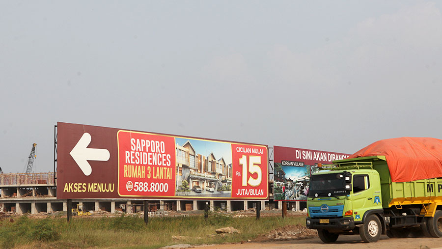 Truk proyek melintas dipembangunan kawasan PIK 2, Tangerang, Rabu, (2/8/2023). (Bloomberg Technoz/ Andrean Kristianto)