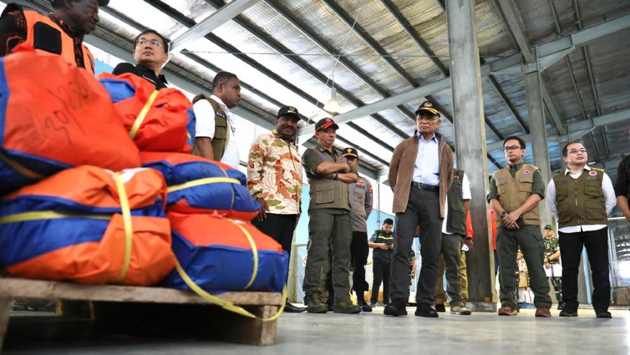 Menko PMK Muhadjir Effendi dan Kepala BNPB Letjen Suharyanto mengirimkan bantuan bencana kelaparan di tiga distrik Papua. (Dok. BNPB)