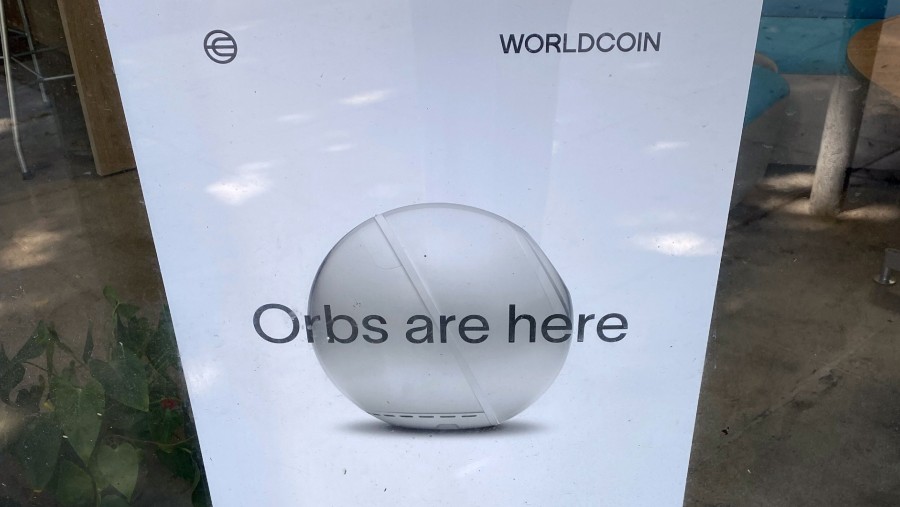 Orb, alat scan iris bola mata pada project token Worldcoin milik Sam Altman. (Dok: Bloomberg)
