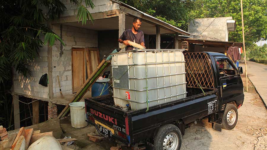 Warga juga terpaksa membeli air yang seharga Rp60.000 untuk 1.000 liternya. (Bloomberg Technoz/ Andrean Kristianto)