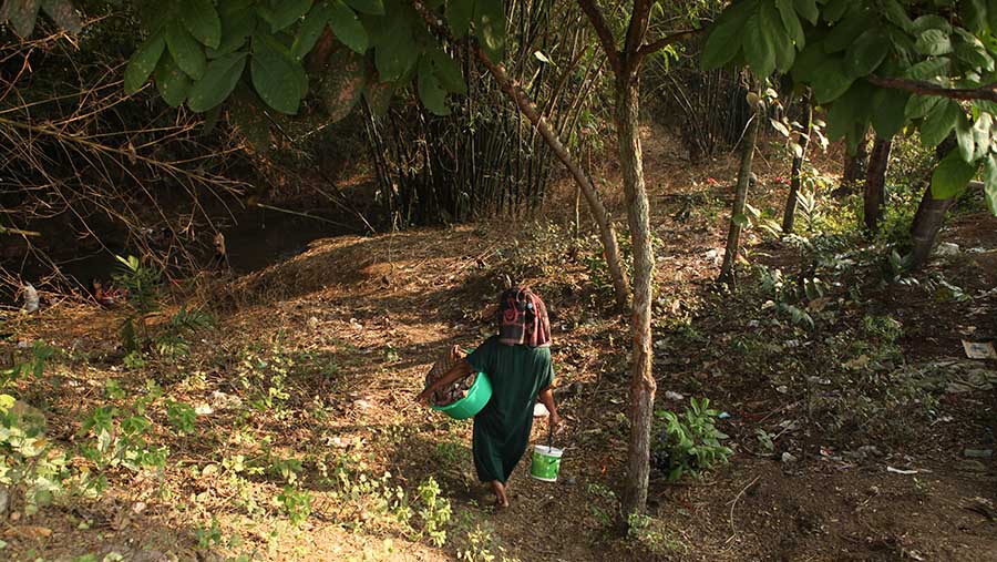 Kesulitan air kini telah dirasakan oleh penduduk Cibarusah, Kabupaten Bekasi, Jawa Barat. (Bloomberg Technoz/ Andrean Kristianto)