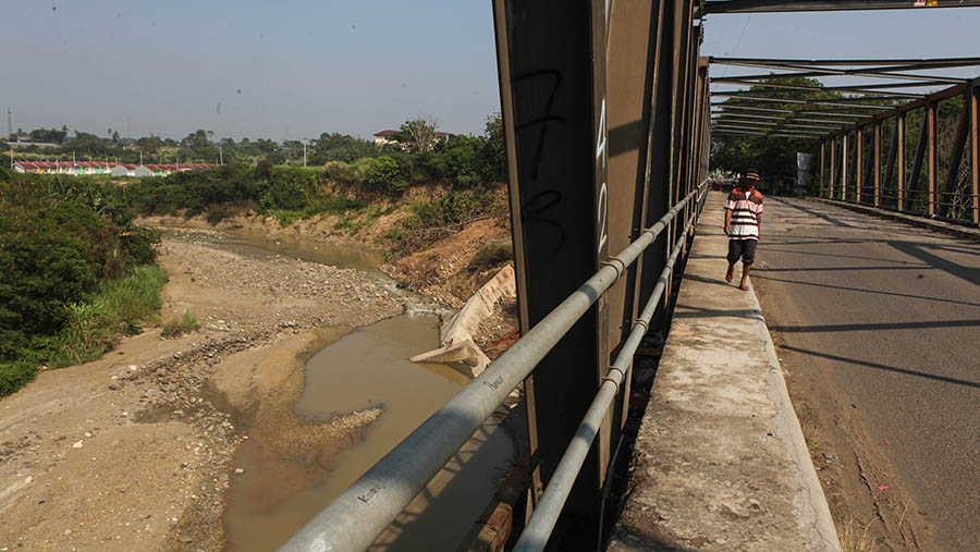 Sungai Cipamingkis di Cibarusah juga terlihat surut. (Bloomberg Technoz/ Andrean Kristianto)