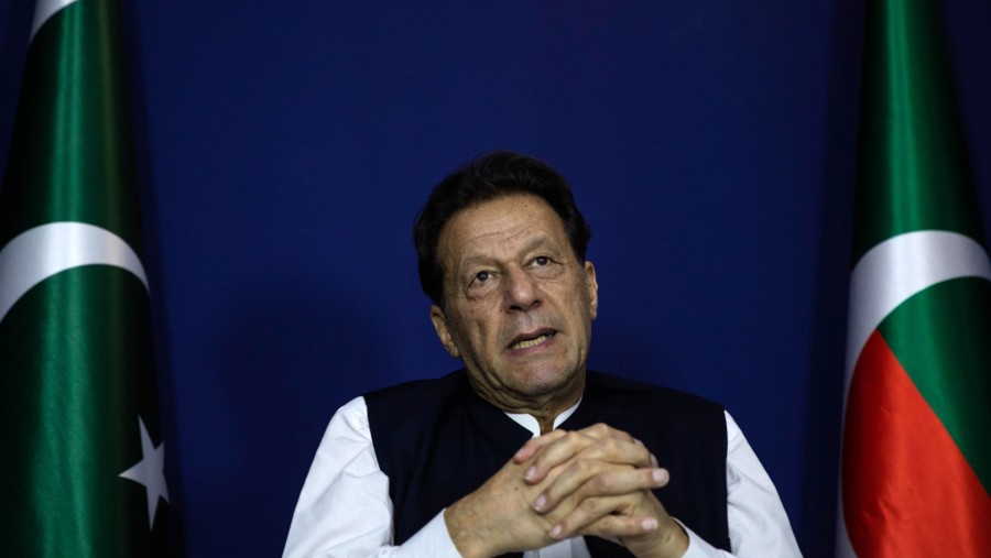 Imran Khan, mantan perdana menteri Pakistan, selama wawancara di Lahore, Pakistan, pada Jumat 2 Juni 2023. (Betsy Joles/Bloomberg)