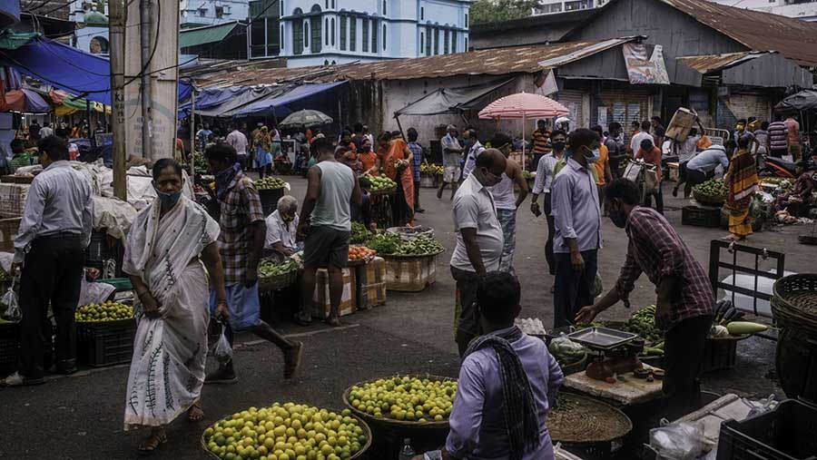 Warga berbelanja sayuran di kawasan Pasar Baru Kolkata, India, Selasa (22/6/2021). (Arko Datto/Bloomberg)