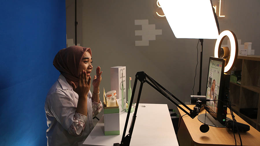 Pembawa siaran menawarkan produk melalui layanan live shopping di Social Bread, Tangerang, Kamis (3/8/2023). (Bloomberg Technoz/ Andrean Kristianto)