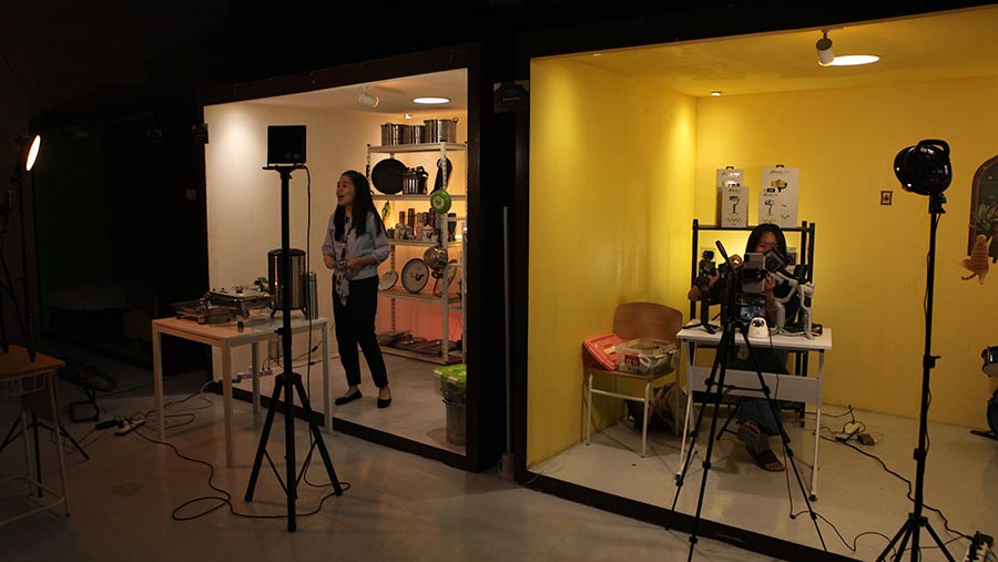 Pembawa siaran menawarkan produk melalui layanan live shopping di Social Bread, Tangerang, Kamis (3/8/2023). (Bloomberg Technoz/ Andrean Kristianto)