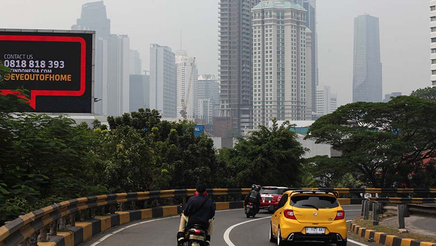 Hal ini menjadikan udara di Kota Jakarta saat ini masuk dalam kategori tidak sehat.  (Bloomberg Technoz/ Andrean Kristianto)