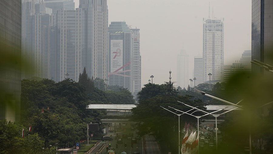 Suasana gedung perkantoran yang diselimuti polusi di Jakarta, Senin (7/8/2023). (Bloomberg Technoz/ Andrean Kristianto)
