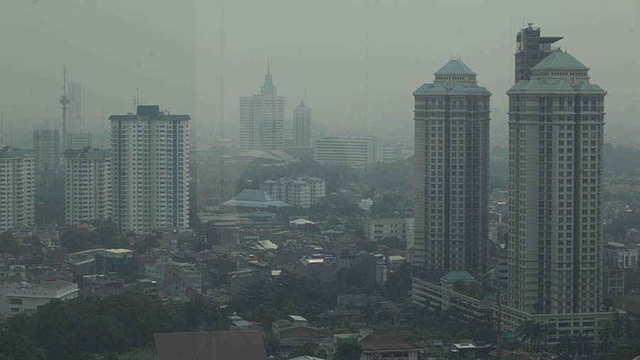 Suasana gedung perkantoran yang diselimuti polusi di Jakarta, Senin (7/8/2023). (Bloomberg Technoz/ Andrean Kristianto)