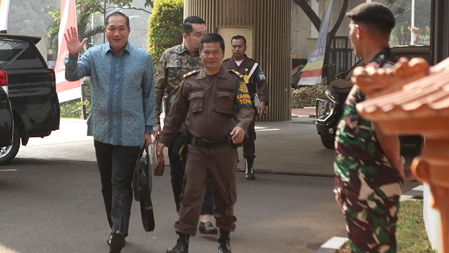 Mantan Menteri Perdagangan, Muhammad Lutfi tiba di Gedung Bundar, Kejaksaan Agung, Jakarta, Rabu (9/8/2023). (Bloomberg Technoz/ Andrean Kristianto)