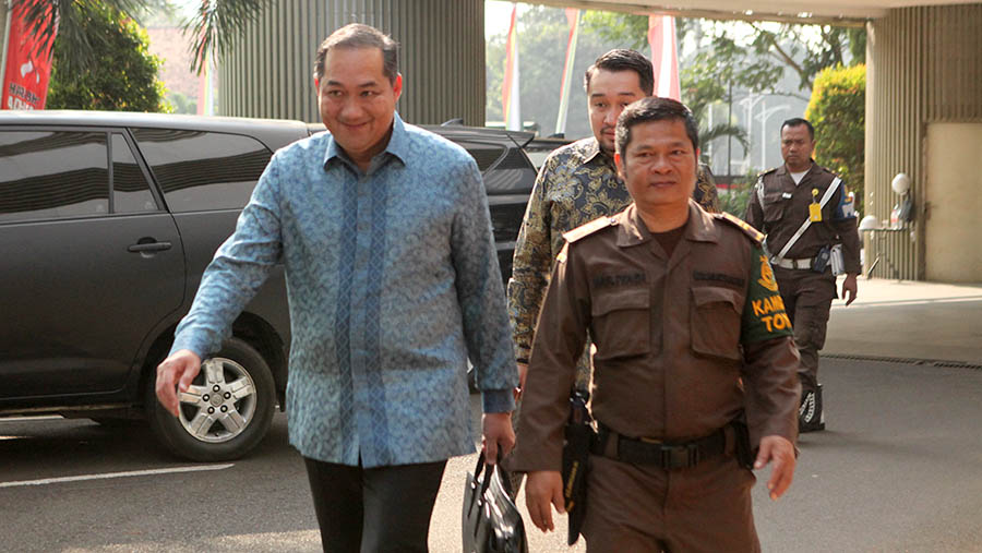 Mantan Menteri Perdagangan, Muhammad Lutfi tiba di Gedung Bundar, Kejaksaan Agung, Jakarta, Rabu (9/8/2023). (Bloomberg Technoz/ Andrean Kristianto)