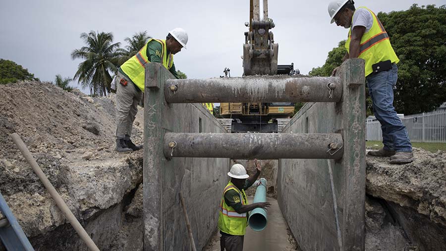Masalah yang lebih mendesak adalah sistem tangki septik yang melayani 2,7 juta penduduk kota. (Marco Bello/Bloomberg)