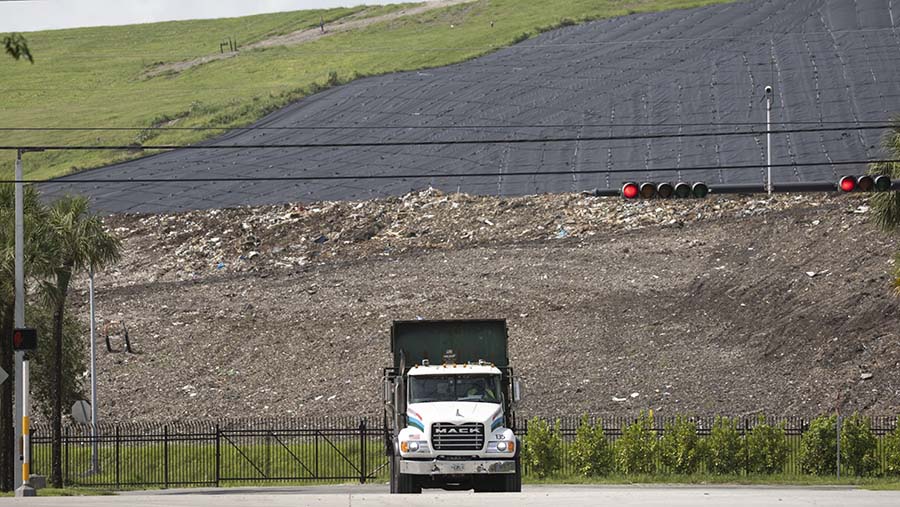 Miami dihadapkan pada masalah lingkungan yang besar yaitu tumpukan sampah yang meluap dan tangki septik yang penuh. (Marco Bello/Bloomberg)