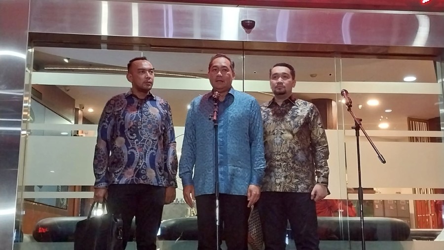 Mantan Menteri Perdagangan Muhammad Lutfi usai pemeriksaan di Kejaksaan Agung. (Bloomberg Technoz/Pramesti Regita)