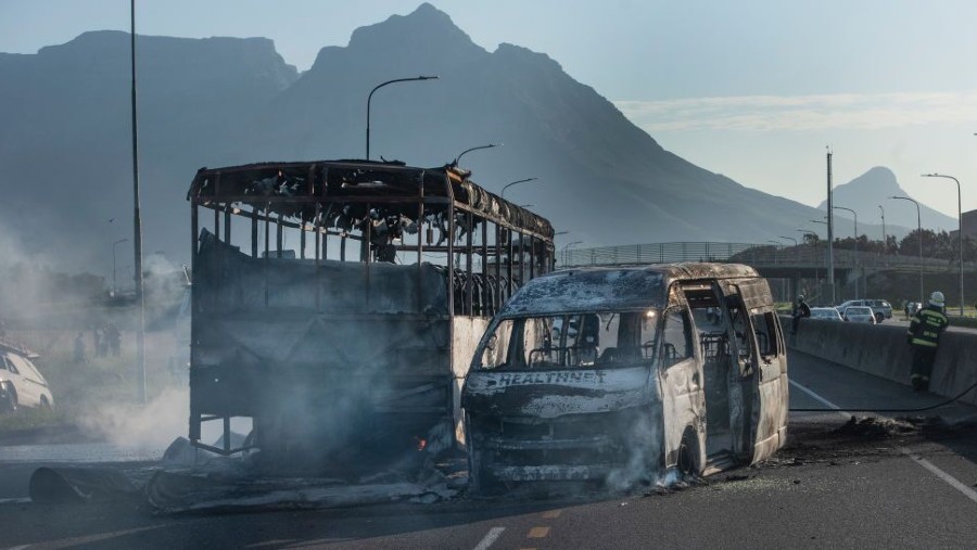Pasca kerusuhan demo taxi di Cape Town, Afrika Selatan. (Dok: Bloomberg)