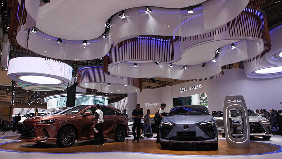 Suasana pengunjung pameran otomotif GIIAS 2023 di ICE BSD Tangerang, Kamis (10/8/2023). (Bloomberg Technoz/Andrean Kristianto)