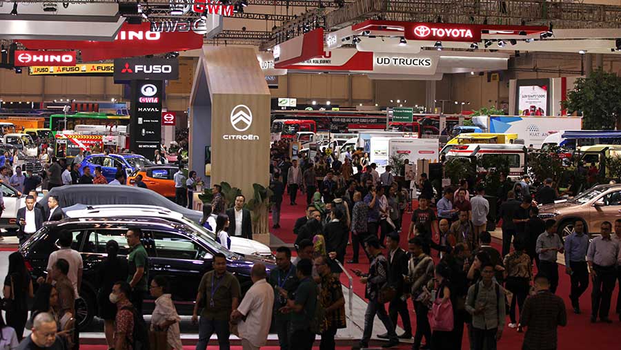 Suasana pengunjung pameran otomotif GIIAS 2023 di ICE BSD Tangerang, Kamis (10/8/2023). (Bloomberg Technoz/Andrean Kristianto)