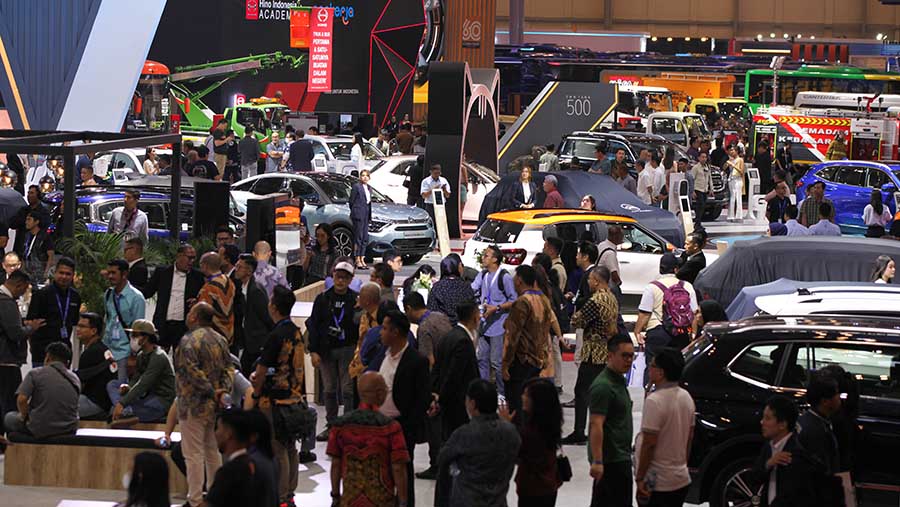 Suasana pengunjung pameran otomotif GIIAS 2023 di ICE BSD Tangerang, Kamis (10/8/2023). (Bloomberg Technoz/Andrean Kristianto)