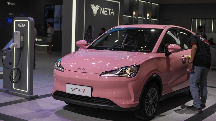 Mobil listrik NETA V dipamerkan dalam ajang GIIAS di ICE BSD City, Kamis (10/8/2023). (Bloomberg Tehcnoz/ Andrean Kristianto)