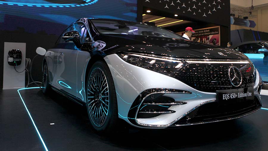 Mobil listrik Mercedes-Benz EQS 450 Edition 1 dipamerkan dalam ajang GIIAS di ICE BSD City, Kamis (10/8/2023). (Bloomberg Tehcnoz/ Andrean Kristianto)