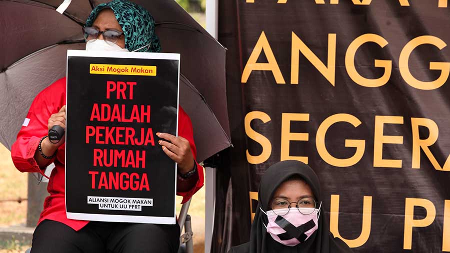 Aliansi pekerja rumah tangga (PRT) menggelar aksi mogok makan di depan gedung DPR/MPR, Senin (14/8/2923). (Bloomberg Technoz/ Andrean Kristianto)