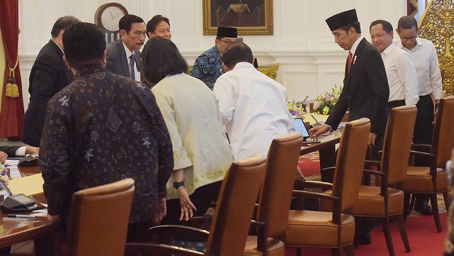 Presiden Jokowi tiba di ruang ratas, di Istana Merdeka, Jakarta, Senin (14/08/2023). (Foto: Humas Setkab/Rahmat)