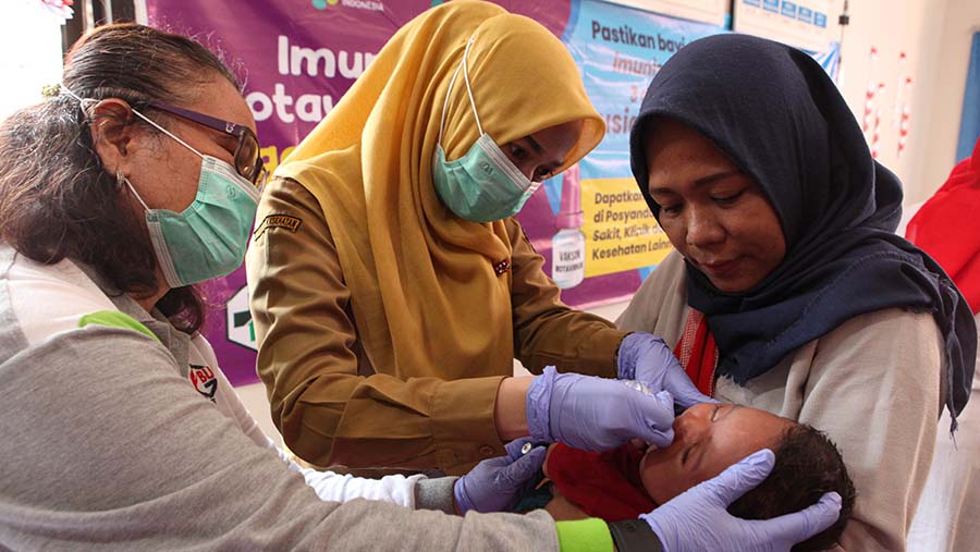 Petugas memberikan imunisasi rotavirus kepada bayi di Ciledug, Kota Tangerang, Banten, Selasa (15/8/2023). (Bloomberg Technoz/ Andrean Kristianto)