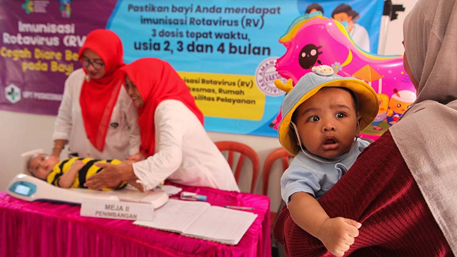 Petugas menimbang badan bayi sebelum imunisasi rotavirus di Ciledug, Tangerang, Selasa (15/8/2023). (Bloomberg Technoz/ Andrean Kristianto)