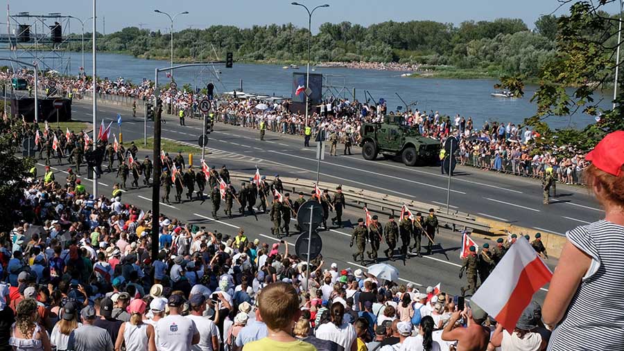 Dalam parade ini, sekitar 2.000 prajurit dari Polandia dan negara-negara NATO lainnya berbaris melalui ibu kota. (Damian Lemański/Bloomberg)