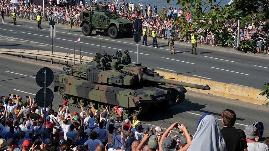 Selain prajurit parade ini didukung oleh 200 alat militer dan 92 pesawat.. (Damian Lemański/Bloomberg)