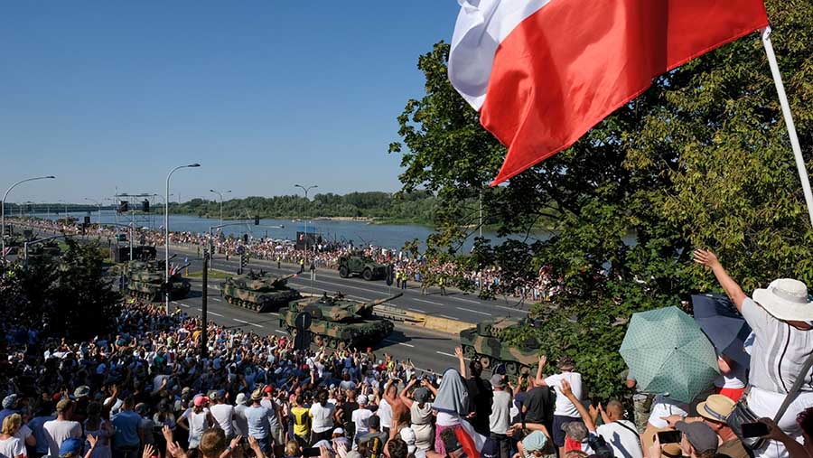 Tank Leopard 2 dipamerkan dalam parade militer Hari Angkatan Bersenjata di Warsawa, Polandia, Selasa, (15/8/2023). (Damian Lemański/Bloomberg)