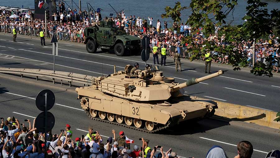 Sebuah tank M1 Abrams selama parade militer Hari Angkatan Bersenjata di Warsawa, Polandia, Selasa, (15/8/2023). (Damian Lemański/Bloomberg)