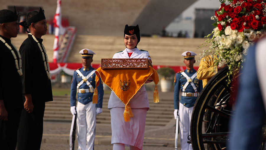 Anggota Paskibraka saat Kirab Bendera Pusaka dari Monas menuju Istana Merdeka di Jakarta, Kamis (17/8/2023). (Bloomberg Technoz/ Andrean Kristianto)