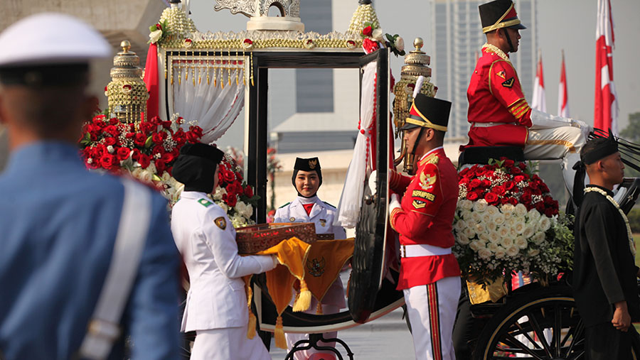 Pembawa bendera pusaka tampak menaiki Kereta Kencana Ki Jaga Rasa. (Bloomberg Technoz/ Andrean Kristianto)